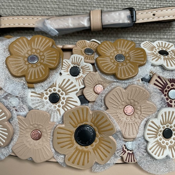 Coach 1941 wristlet clutch tea roses in colour Beechwood - Picture 3 of 16